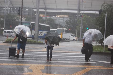 大雨・暴風雨の天気と歩く人03 フリー素材ドットコム