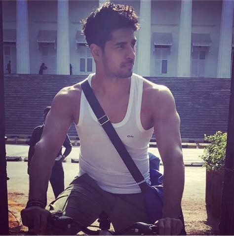 Shirtless Bollywood Men Siddharth Malhotra Shirtless Often Hot Bod Of Bollywood