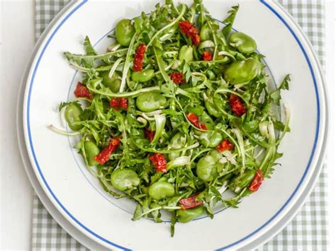 Salade printanière de pissenlits aux fèves et tomates séchées recette