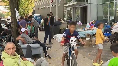 Chicago migrants crammed on sidewalk with belongings after being locked ...