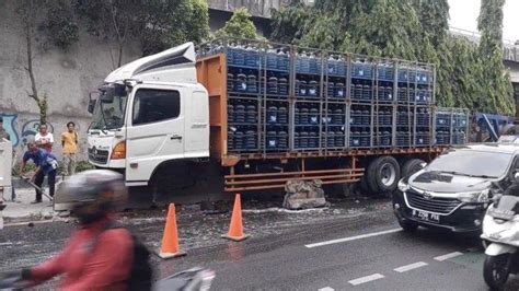 Sopir Ngantuk Truk Muatan Air Galon Ringsek Hantam Separator Busway Di