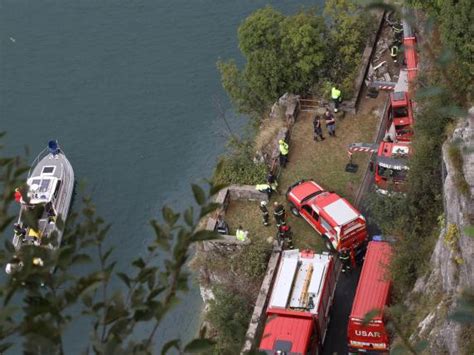 Marone Tir Sbanda Per Evitare Un Auto E Si Schianta Sulla Pista