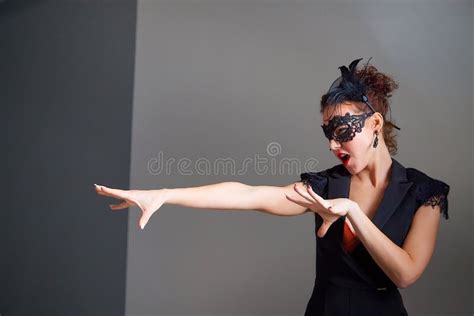 Porträt Einer Schönen Schlanken Jungen Frau Mit Kurzen Brunette Haaren in Einem Eleganten