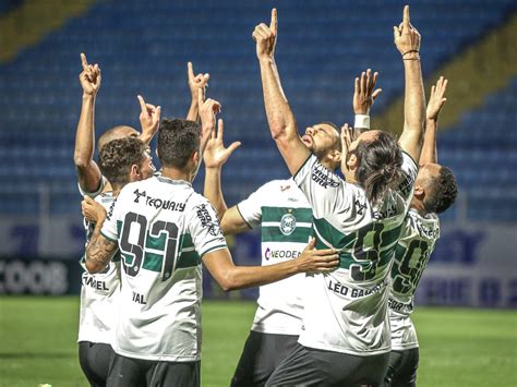 Coritiba segue invicto contra concorrentes diretos e mostra que é