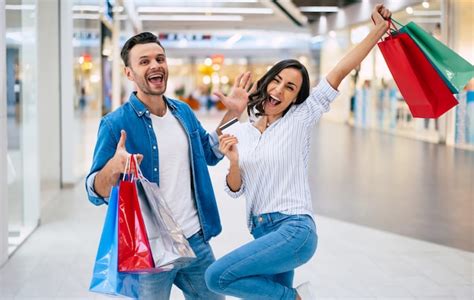 Hermosa Feliz Pareja Emocionada Enamorada O Familia Con Bolsas De Papel