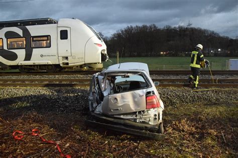 Schranken umfahren VW Golf wird von S Bahn überrollt