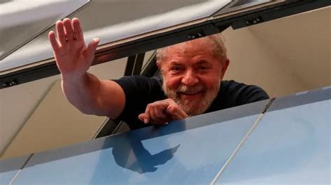 El Expresidente De Brasil Lula Da Silva Se Entrega A La Policía Para