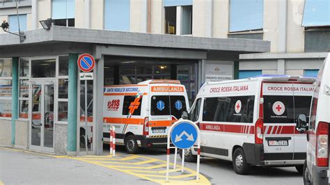 Genova Pedone Investito In Via Struppa Ricoverato Al San Martino Il