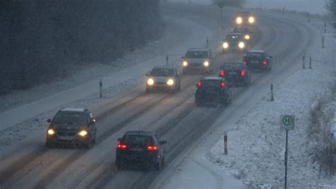 Wintereinbruch Neuschnee und Glätte verursachen Verkehrschaos WELT