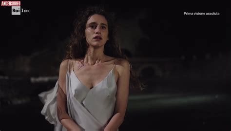 Valentina Bellè nude pics page 1