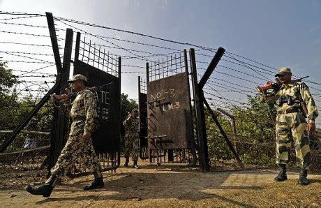 17 India bangladesh international border fencing Stock Pictures ...