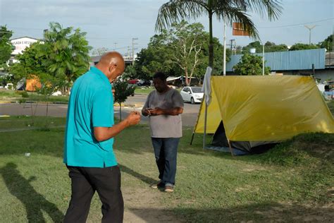 Uma tarde junto aos venezuelanos no viaduto da rodoviária de Manaus