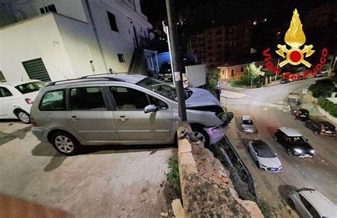 Auto Sfonda Il Muro Trancia I Tubi Del Gas E Resta In Bilico Sul Viale