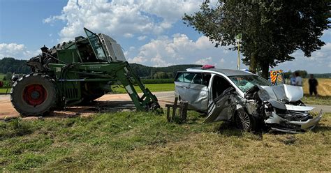 Traktor St T Auf Landstra E Mit Auto Zusammen