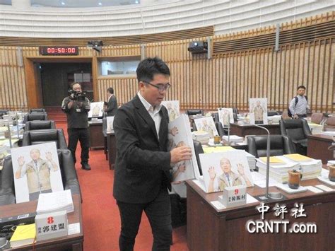 香港中評網：高雄議會總質詢開議 綠議員不滿韓國瑜請假