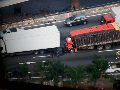 Batida Entre Tr S Caminh Es Interdita Pista Na Marginal Tiet S O