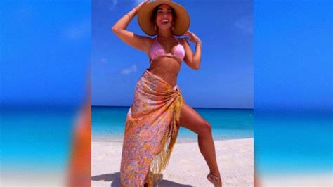 Reina De Hielo Vanessa Hudgens DERRITE Con Revelador Bikini En La