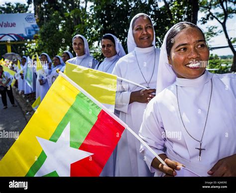 Yangon Yangon Region Myanmar 27th Nov 2017 Catholic Nuns Wait For The Popes Motorcade In