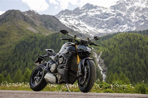 Bmw M R Vs Ducati Streetfighter V S Im Engsten Winkelwerk