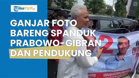 Ganjar Foto Bareng Pendukung 02 Bentangkan Spanduk Prabowo Gibran