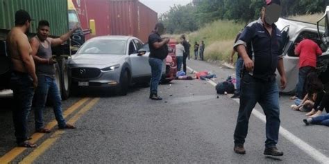 Michoacán Tráiler embiste vehículos en la autopista Siglo XXI