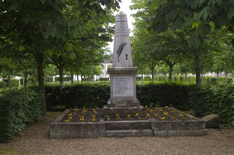 La place des Marronniers Crécy Couvé