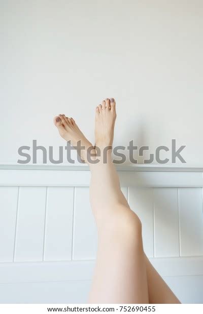 6929 Imágenes De Woman Legs Selfie Imágenes Fotos Y Vectores De Stock Shutterstock