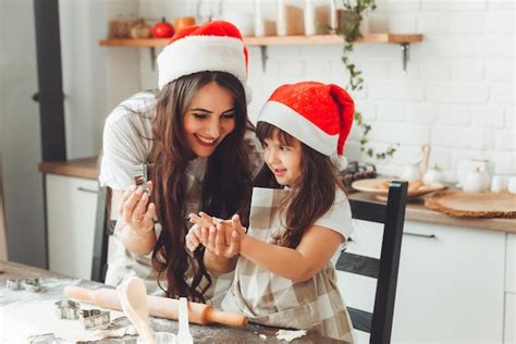 Feliz Y Alegre Madre E Hijo Con Sombreros De Pap Noel Est N Cocinando