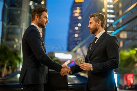 Hombres De Negocios Estrechando La Mano Y Recibiendo Billetes