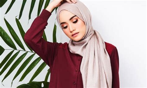 9 Pilihan Warna Jilbab Yang Cocok Untuk Baju Kebaya Merah Maroon Bajubos