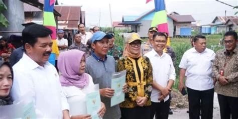 Hadi Tjahjanto Serahkan 10 Sertifikat Tanah Di Kelurahan Bukit Tunggal