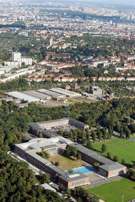 Luftbild Berlin Schulgebäude der Sportschule im Olympiapark