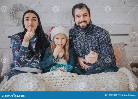 Vrolijke Kerstmis En Gelukkig Nieuwjaar Jonge Familie Het Vieren Vakantie Thuis De Vader Houdt