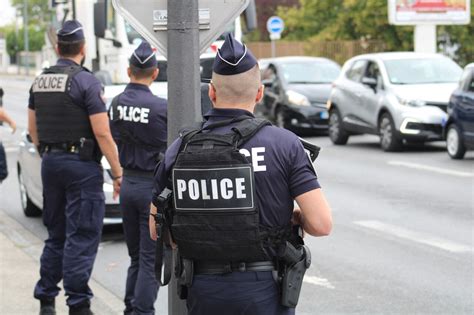 Info Actu Un Fourgon Attaqu Pr S De Lyon Un Quartier Boucl Par La