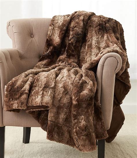 Top 5 Best Faux Fur Blankets in 2020 – Buyers’ Guide | Bestemsguide