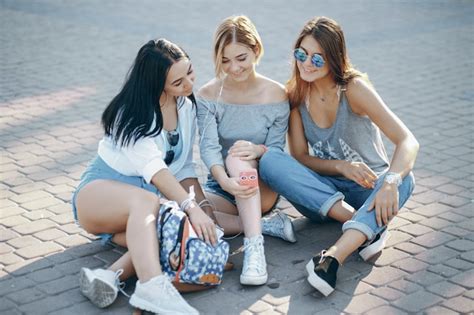 Brunette Mädchen grau niedlich drei Kostenlose Foto