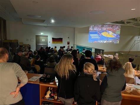 Tolle Stimmung Beim Public Viewing In Der L Ndcheshalle Hsg