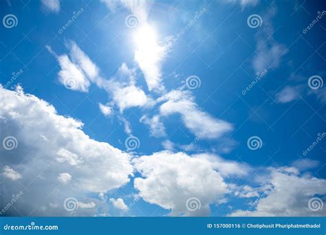 Tiefer Blauer Sonniger Himmel Mit Wei En Wolken Blauer Himmel Mit