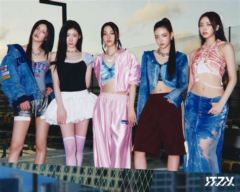 Itzy Gold보다 빛나는 화려한 비주얼존재감 연예 기사 더팩트