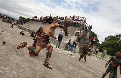 Ceremonia Y Juego De Pelota Maya En Antigua Guatemala Julio