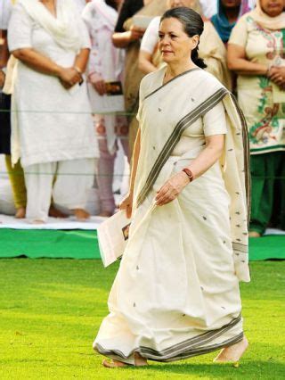 Sonia Gandhi in crisp white cotton sari Indian Freedom Fighters ...