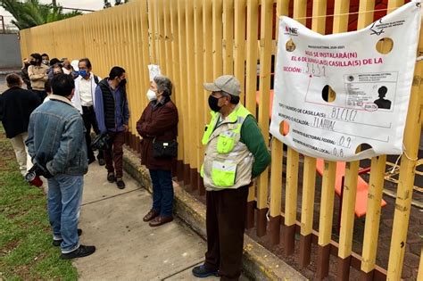 La Jornada Con Sana Distancia Y Cubrebocas Esperan Para Votar En