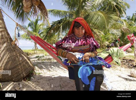 Mujer indígena Kuna para coser una mola vestimenta tradicional Las