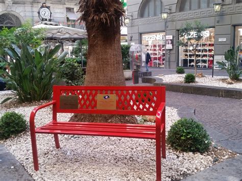 La Panchina Rossa Per Tiziana Cantone A Piazzetta Augusteo La Madre