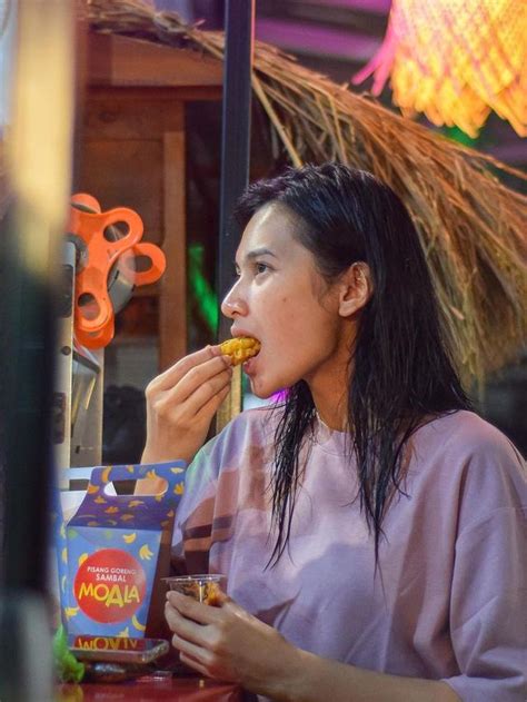 Indah Permatasari Dan Arie Kriting Jual Pisang Goreng Dicocol Sambal Ini Potretnya Hot