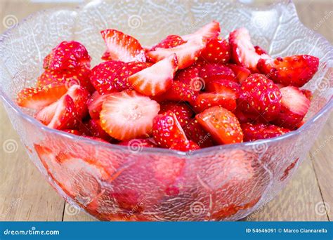 Geschnittene Erdbeeren In Einer Schale Stockbild Bild Von Saft Nave