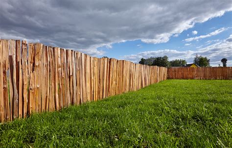 Neprůhledný dřevěný plot plotové pole ve stavebnici vše štípané