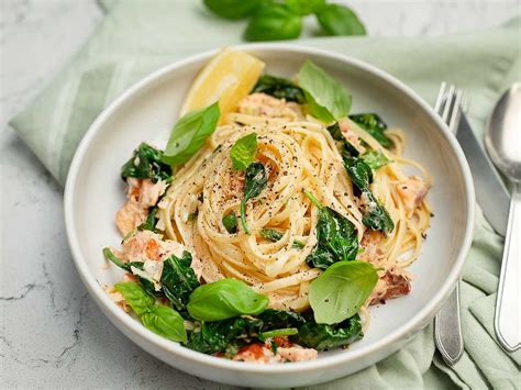 Krämig citronpasta med varmrökt lax och basilika Köket se