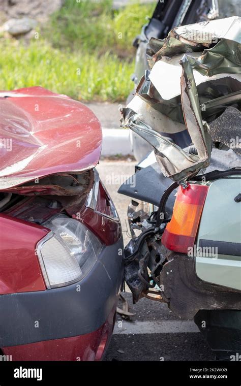 Accidente De Tráfico En La Calle Coche Dañado Después De Una Colisión En La Ciudad Accidente