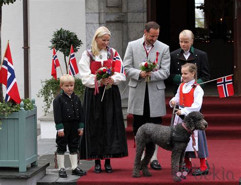 Los Príncipes Haakon y Mette Marit y sus hijos en el Día Nacional de